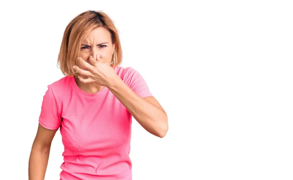 Junge Blonde Frau Sportkleidung Die Etwas Stinkendes Und Ekelhaften Unerträglichen — Stockfoto