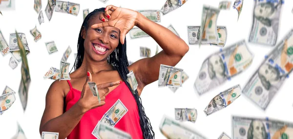 Молода Афро Американська Жінка Одягнена Повсякденний Одяг Посміхається Роблячи Рамку — стокове фото