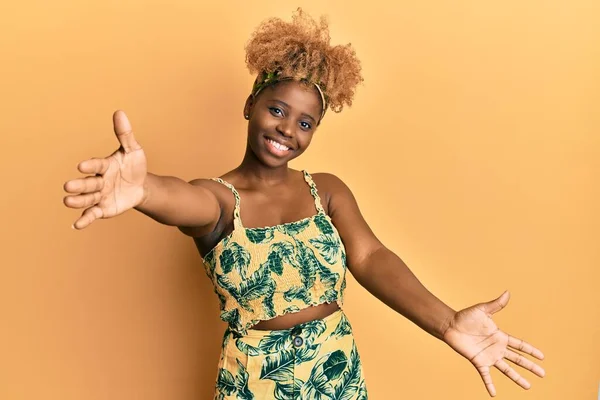 Junge Afrikanerin Mit Afro Haaren Sommerkleid Die Lächelnd Mit Offenen — Stockfoto
