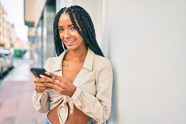 Joven Mujer Afroamericana Sonriendo Feliz Usando Smartphone Ciudad — Foto de Stock