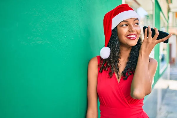 Jovem Afro Americana Vestindo Chapéu Natal Ouvindo Mensagem Áudio Usando — Fotografia de Stock