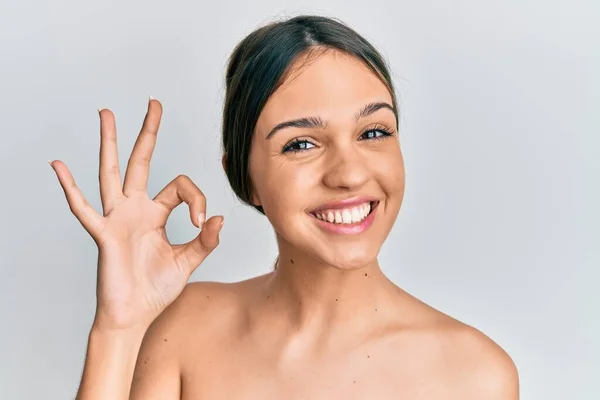 Genç Esmer Kadın Üstsüz Duruyor Tenini Gösteriyor Parmaklarıyla Işaret Veriyor — Stok fotoğraf