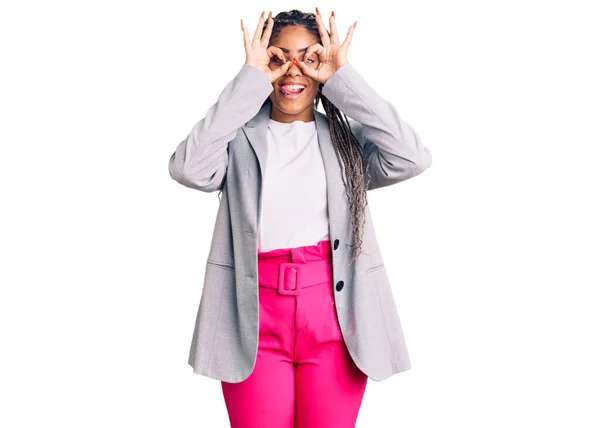 Ung Afrikansk Amerikansk Kvinna Med Flätor Affärskläder Som Gör Gest — Stockfoto