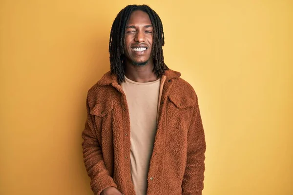 Hombre Afroamericano Con Trenzas Con Chaqueta Retro Marrón Guiñando Ojo —  Fotos de Stock