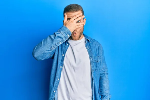 Young Caucasian Man Wearing Casual Clothes Peeking Shock Covering Face — Stock Photo, Image