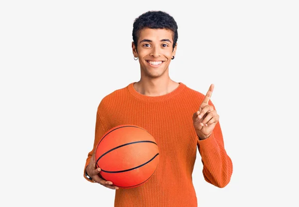 Junger Afrikanisch Amerikanischer Mann Mit Basketballkorb Überrascht Mit Idee Oder — Stockfoto