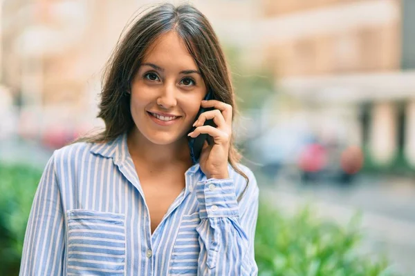 Junge Hispanische Frau Lächelt Fröhlich Auf Dem Smartphone Der Stadt — Stockfoto