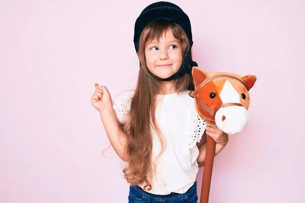 Kleines Kaukasisches Mädchen Mit Langen Haaren Reiterspielzeug Mit Vintage Helm — Stockfoto