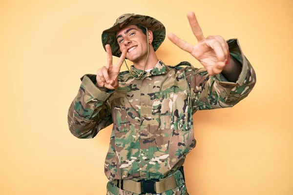 Homem Bonito Jovem Vestindo Uniforme Exército Camuflagem Sorrindo Olhando Para — Fotografia de Stock