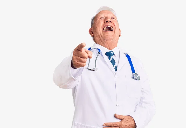 Senior Stilig Gråhårig Man Klädd Läkare Rock Och Stetoskop Skrattar — Stockfoto