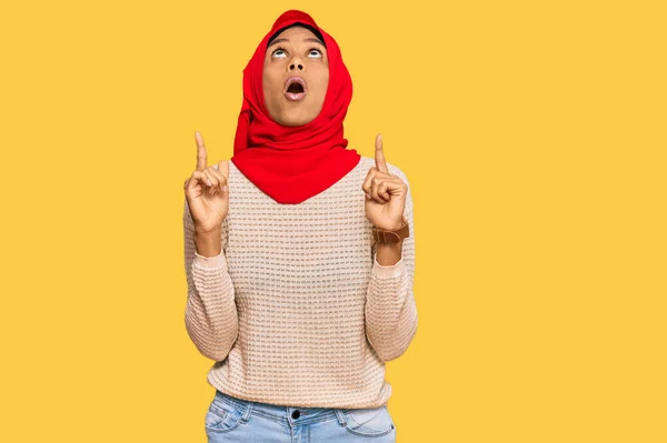 Young African American Woman Wearing Traditional Islamic Hijab Scarf Amazed — Stock Photo, Image