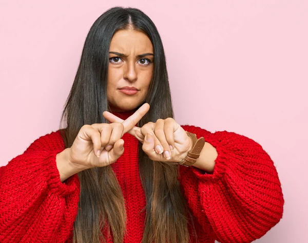 Bella Donna Ispanica Indossa Abiti Casual Espressione Rifiuto Incrociando Dita — Foto Stock