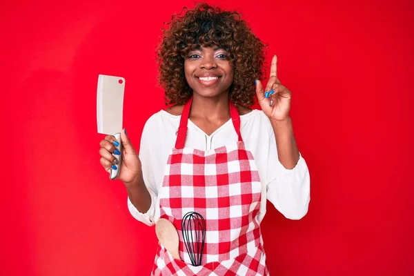 Молода Афроамериканка Куховарському Фартусі Яка Тримає Ніж Здивована Ідеєю Або — стокове фото