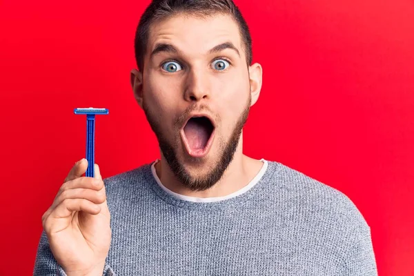 Junger Gutaussehender Mann Mit Rasiermesser Erschrocken Und Erstaunt Mit Offenem — Stockfoto