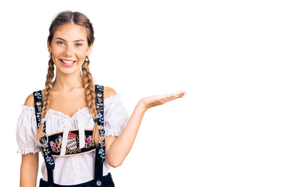 Vacker Kaukasiska Kvinna Med Blont Hår Bär Oktoberfest Traditionella Kläder — Stockfoto