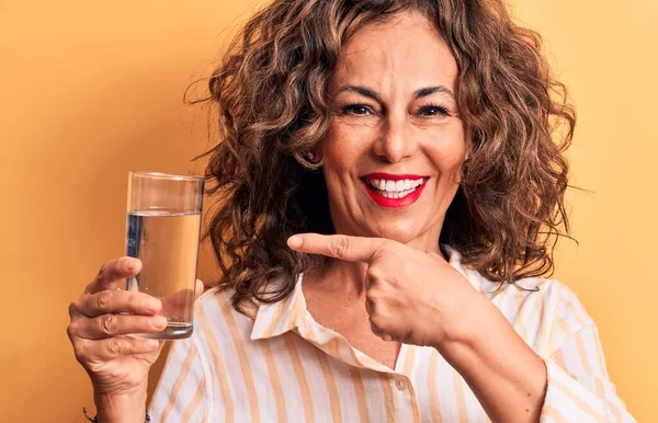 Orta Yaşlı Esmer Kadın Izole Edilmiş Sarı Arka Planda Duran — Stok fotoğraf