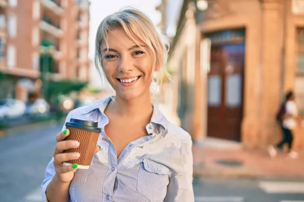 Junge Blonde Frau Lächelt Glücklich Und Trinkt Kaffee Zum Mitnehmen — Stockfoto