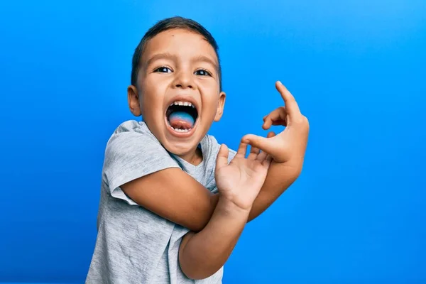 Adorabile Bambino Latino Mostrando Lingua Blu Piedi Sfondo Isolato — Foto Stock