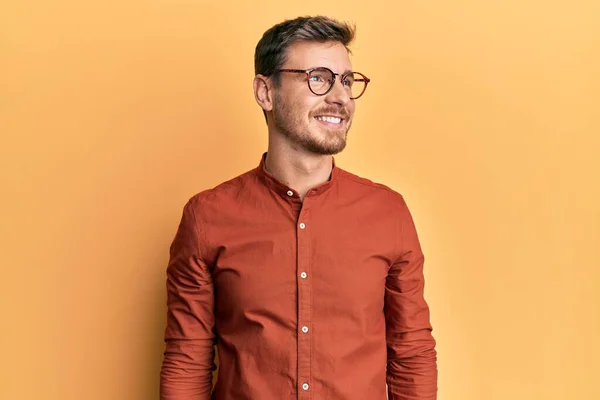 Hombre Caucásico Guapo Que Usa Ropa Casual Gafas Mirando Costado — Foto de Stock