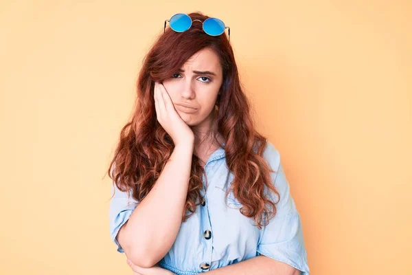 Mujer Hermosa Joven Que Usa Ropa Casual Gafas Sol Pensando — Foto de Stock