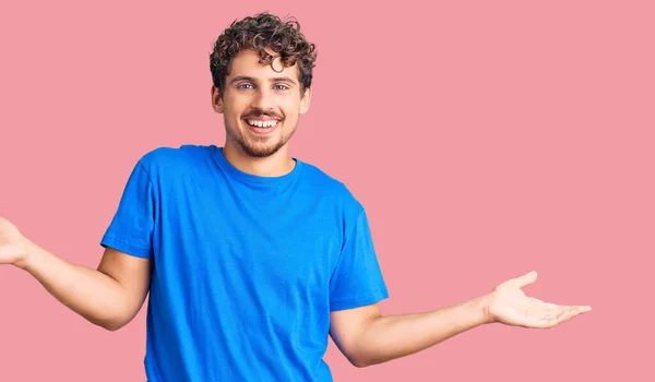 Jeune Homme Beau Aux Cheveux Bouclés Portant Des Vêtements Décontractés — Photo