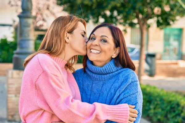 西班牙裔母亲和女儿笑得很开心 站在公园里 面带微笑地拥抱和亲吻 — 图库照片