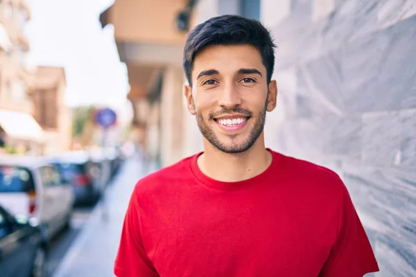 Joven Latino Sonriendo Feliz Caminando Por Ciudad — Foto de Stock
