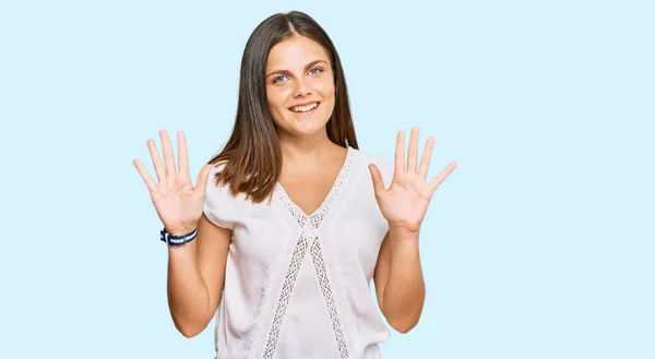 Gündelik Giysiler Giyen Genç Beyaz Kadın Numarayı Gösterip Işaret Ederken — Stok fotoğraf