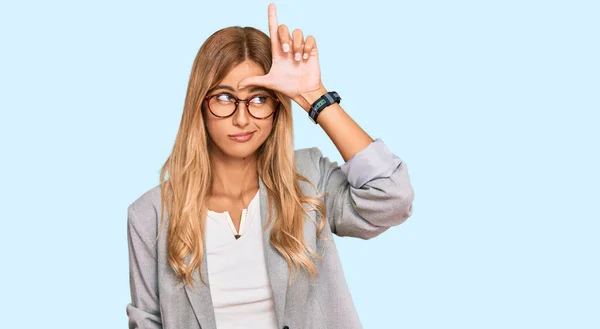 Schöne Blonde Junge Frau Businesskleidung Die Sich Über Menschen Mit — Stockfoto