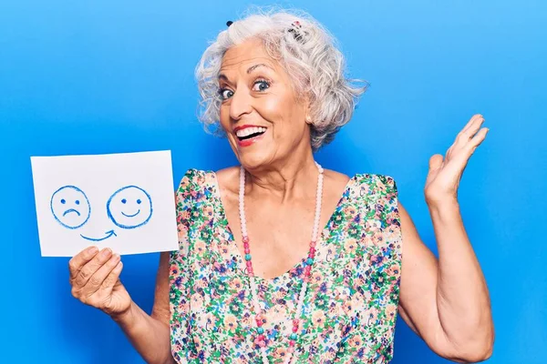 Starsza Siwowłosa Kobieta Trzyma Smutny Szczęśliwy Papier Emocji Świętując Osiągnięcie — Zdjęcie stockowe