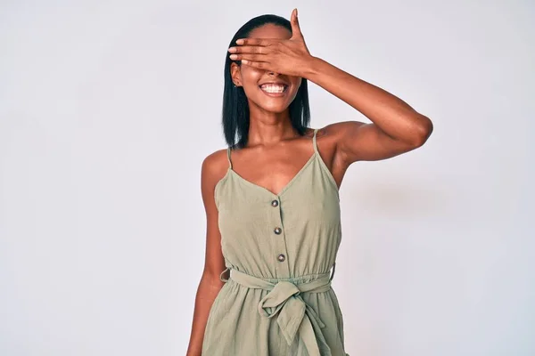 Jonge Afro Amerikaanse Vrouw Die Casual Kleren Droeg Lachend Lachend — Stockfoto