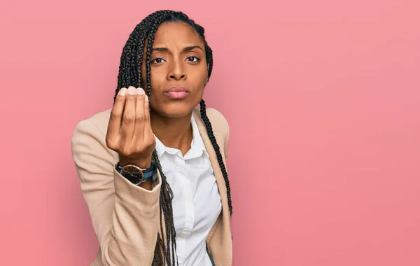 Mujer Afroamericana Con Chaqueta Negocios Haciendo Gesto Italiano Con Mano —  Fotos de Stock