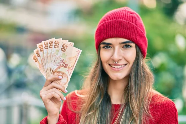 Young Hispanic Woman Wearing Wool Cap Holding Turkish Lira Banknotes — Stock Photo, Image