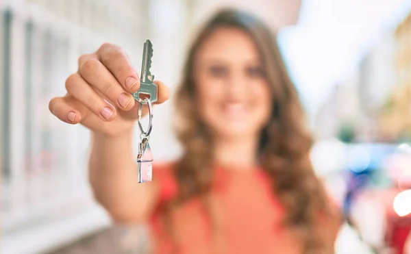 Young Blonde Girl Smiling Happy Holding Key New House Standing — ストック写真