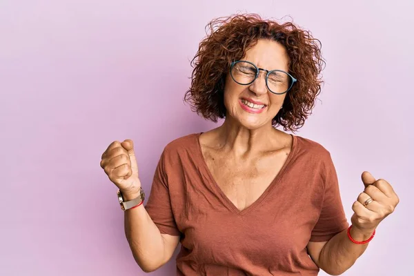 Hermosa Mujer Madura Mediana Edad Vistiendo Ropa Casual Gafas Muy —  Fotos de Stock