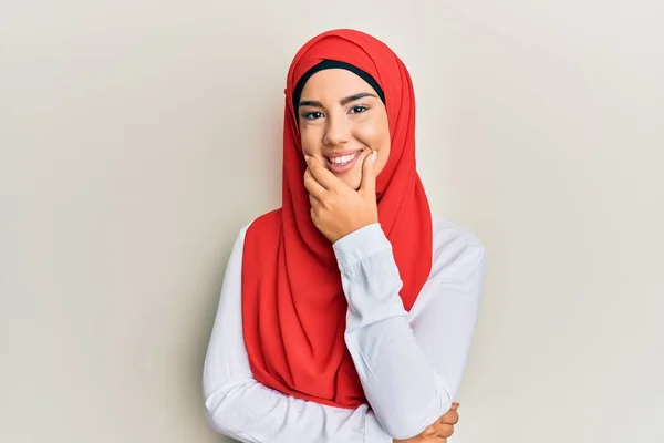 Jovem Bela Menina Hispânica Vestindo Tradicional Lenço Islâmico Hijab Olhando — Fotografia de Stock