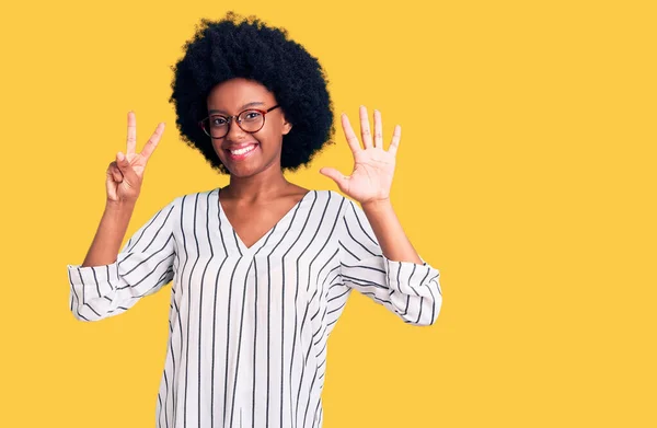 Jovem Afro Americana Vestindo Roupas Casuais Óculos Mostrando Apontando Para — Fotografia de Stock