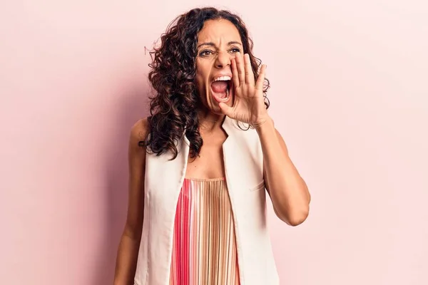 Middle Age Beautiful Woman Wearing Casual Vest Shouting Screaming Loud — Stock Photo, Image