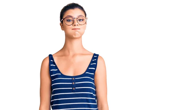 Junge Schöne Frau Lässiger Kleidung Und Brille Die Wangen Mit — Stockfoto