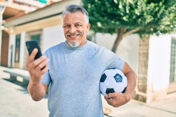 Medioevo Ispanico Uomo Dai Capelli Grigi Utilizzando Smartphone Tenendo Palla — Foto Stock