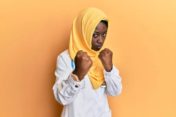 Beautiful African Young Woman Wearing Doctor Uniform Hijab Ready Fight — Stock Photo, Image