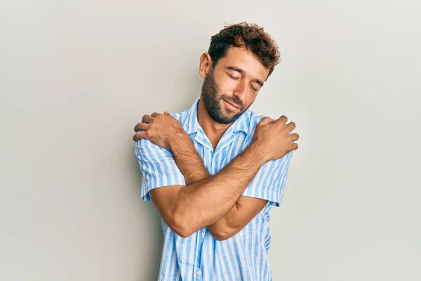 Hombre Guapo Con Barba Vistiendo Camisa Casual Abrazándose Feliz Positivo —  Fotos de Stock