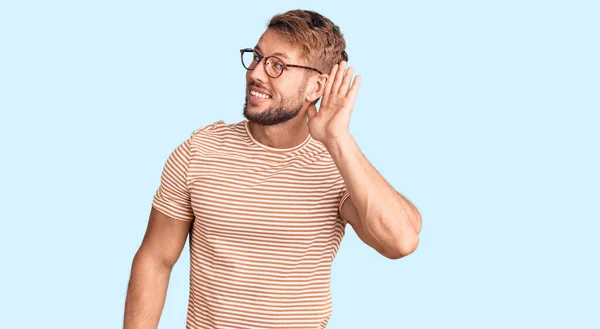 Joven Hombre Caucásico Con Ropa Casual Gafas Sonriendo Con Mano —  Fotos de Stock