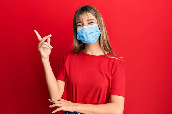 Adolescente Caucasiano Menina Vestindo Máscara Médica Sorrindo Feliz Apontando Com — Fotografia de Stock