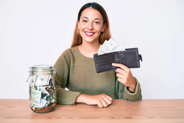 Jonge Brunette Vrouw Met Spaarpot Portemonnee Met Dollars Kijken Positief — Stockfoto