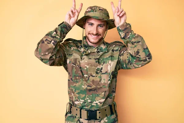 Joven Hombre Caucásico Vistiendo Camuflaje Ejército Uniforme Posando Divertido Loco — Foto de Stock