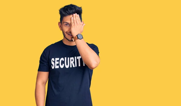 Όμορφος Λατίνος Αμερικανός Νεαρός Άνδρας Μπλουζάκι Ασφαλείας Που Καλύπτει Ένα — Φωτογραφία Αρχείου