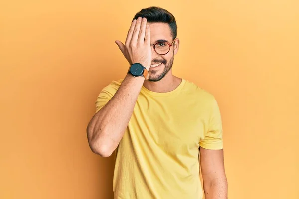 Gündelik Kıyafetler Gözlük Takan Genç Spanyol Bir Adam Bir Gözünü — Stok fotoğraf