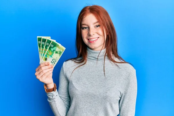 Menina Cabeça Vermelha Jovem Segurando Shekels Israel Notas Olhando Positivo — Fotografia de Stock