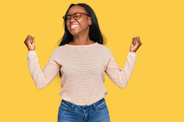 Mulher Negra Jovem Vestindo Roupas Casuais Óculos Muito Feliz Animado — Fotografia de Stock